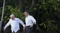 Presiden Brasil Lula da Silva dan Presiden Prancis Emmanuel Macron saat berada di Combu Island, dekat Belem, Negara Bagian Para, Brasil, pada Selasa (26/3/2024). (Dok. AP Photo/Eraldo Peres)