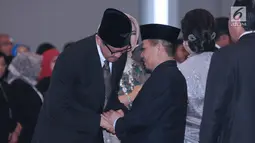 Anggota Komisi I DPR RI, Jazuli Juwaini memberi selamat kepada Deputi Gubernur BI Dody Budi Waluyo usai pengucapan sumpah di Gedung MA RI, Jakarta, Rabu (18/4). Dody Budi Waluyo menjadi Deputi Gubernur BI 2018-2023. (Liputan6.com/Helmi Fithriansyah)