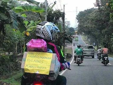 Orang tua yang merantau untuk memenuhi kebutuhan anaknya yang ada di kampung halaman. (Source: Facebook/katakita)