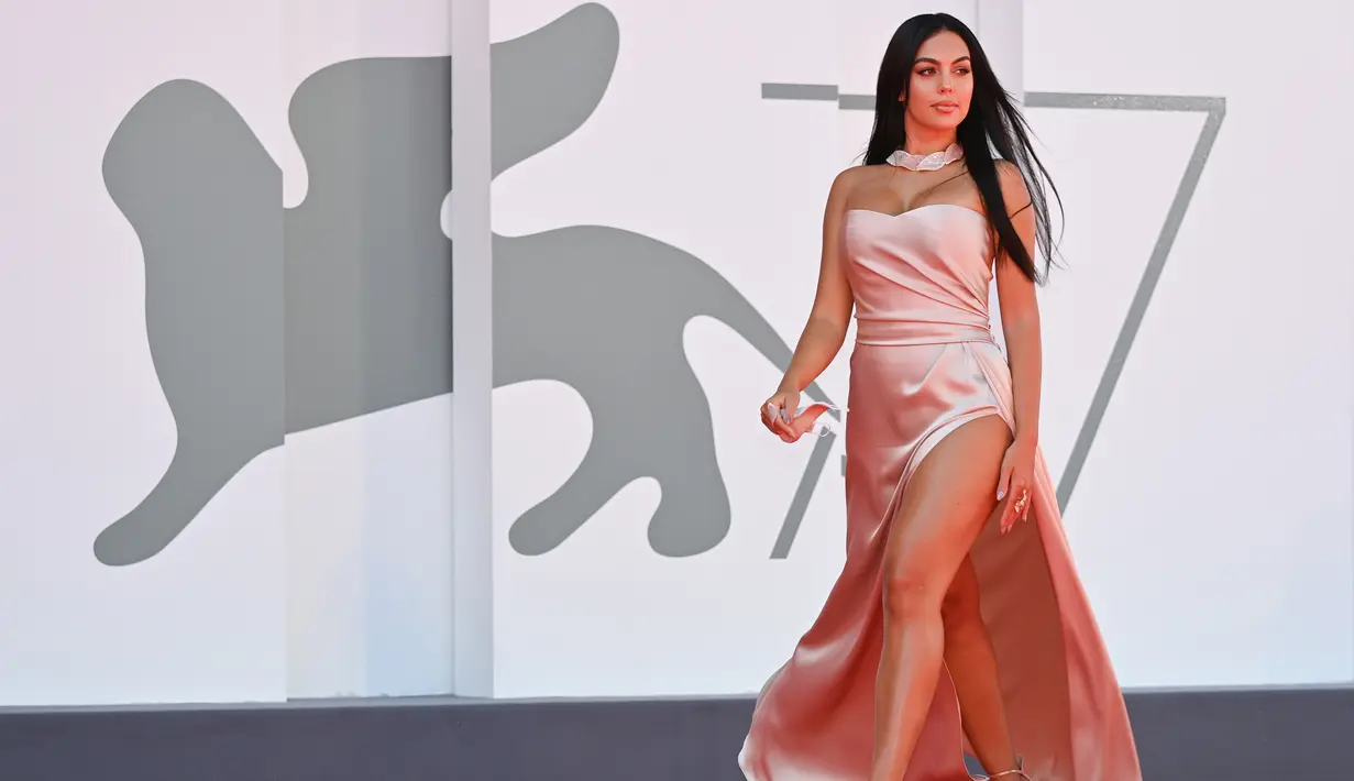 Model dan aktris Argentina-Spanyol Georgina Rodriguez tiba untuk pemutaran film "The Human Voice" pada hari kedua Festival Film Venesia ke-77 di Venice Lido (3/9/2020). Pacar Cristiano Ronaldo ini tampil cantik dengan gaun berwarna pink. (AFP/Alberto Pizzoli)