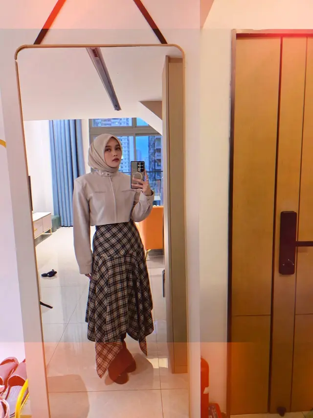 Gaya Modest Preppy Delina Putri Liburan di China dengan Rok Tartan dan Cropped Jacket