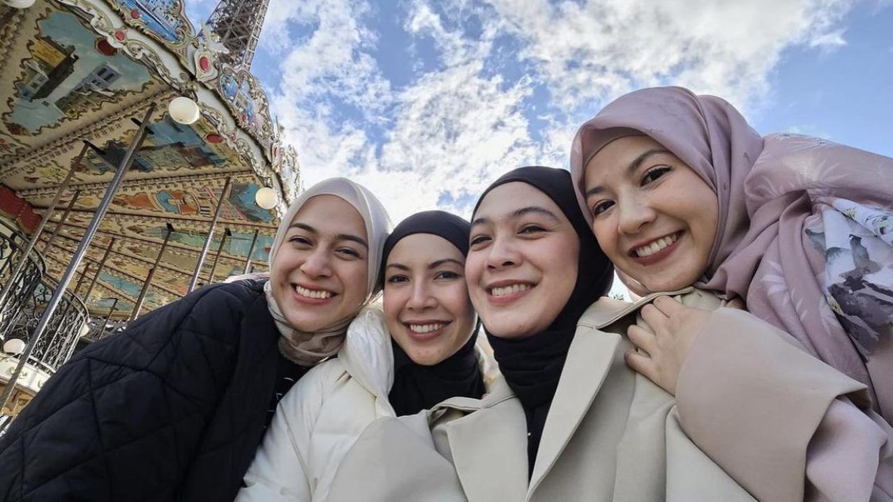 7 Potret Geng Berhijab yang Selalu Mengabadikan Setiap Momen Liburan dan Kerja!