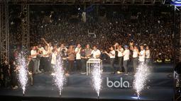 Manajer Persib Bandung, Umuh Muchtar memotong kue untuk undangan VVIP pada Launching Jersey dan tim  di Stadion Siliwangi, Bandung, Minggu (2/4/2017).  Persib Bandung akan memakai jersey baru untuk Liga 1 Indonesia. (Bola.com/Nicklas Hanoatubun)