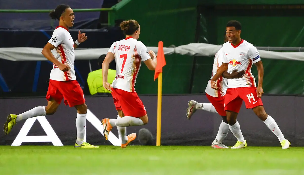 Pemain RB Leipzig, Tyler Adams (kanan) berselebrasi usai mencetak gol ke gawang Atletico Madrid pada perempat final Liga Champions di stadion Jose Alvalade di Lisbon, Portugal, Kamis, (13/8/2020). RB Leipzig menang tipis 2-1 dan melaju ke semifinal. (Lluis Gene/Pool Photo via AP)