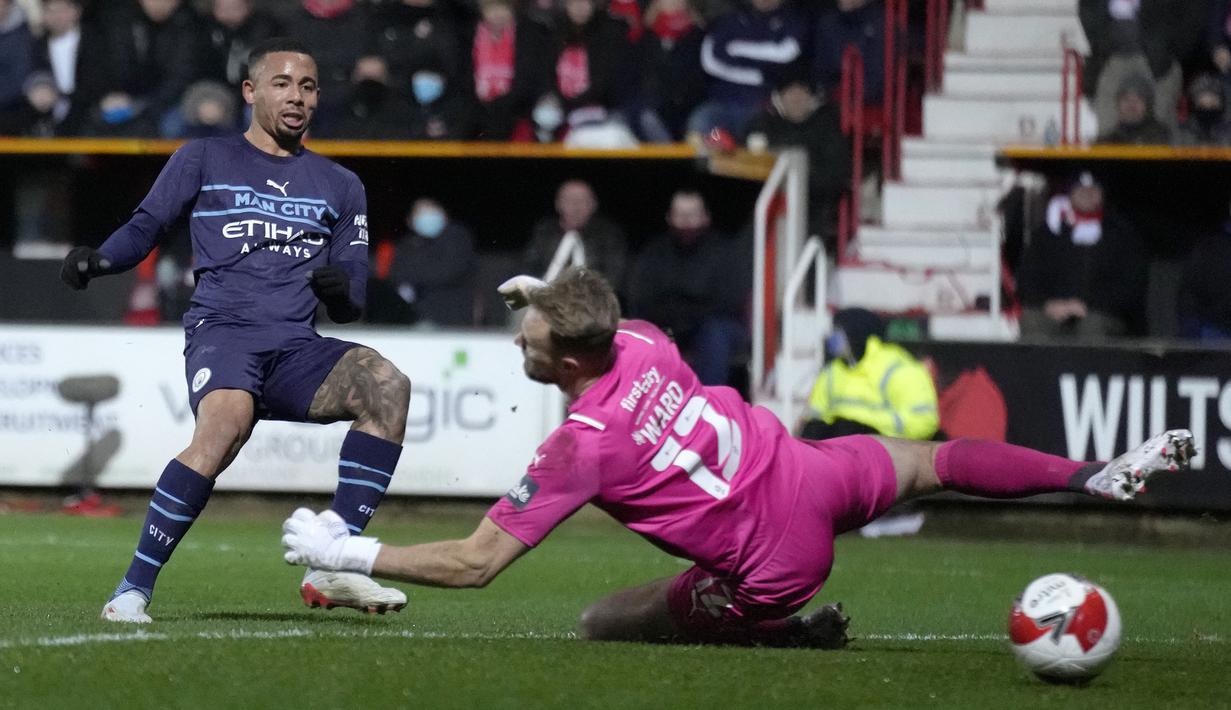 Meski sedang krisis pemain dan absennya sang pelatih, Pep Guardiola akibat terpapar Covid-19, The Cityzens mampu menguasai pertandingan dan mencetak dua gol di babak pertama. Masing-masing dicetak oleh Bernardo Silva (14') dan Gabriel Jesus (28'). (AP//Kirsty Wigglesworth)