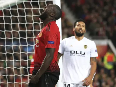 Striker Manchester United, Romelu Lukaku, tampak kecewa usai gagal membobol gawang Valencia pada laga Liga Champions di Stadion Old Trafford, Selasa (2/10/2018). Manchester United ditahan 0-0 oleh Valencia. (AP/Jon Super)