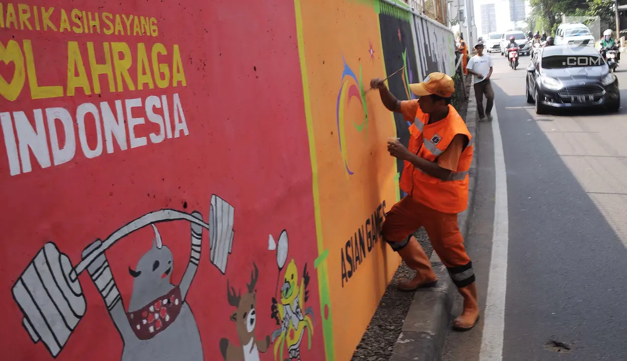 Petugas PSSU menyelesaikan mural bertema Asian Games di kawasan Tanjung Barat, Jakarta, Kamis (31/5). Mural itu dibuat untuk sosialisasi sekaligus bentuk dukungan terhadap perhelatan Asian Games pada Agustus 2018 mendatang. (Liputan6.com/Faizal Fanani)