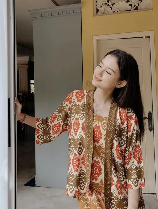 Ia juga tampil anggun dalam balutan motif khas Indonesia. Baju bergaya kutubaru ini terlihat begitu memesona dikenakan oleh Sarah Menzel.  [Foto: Instagram/ Sarah Menzel]