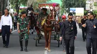 Anggota TNI menaiki andong saat mengikuti geladi resik kirab ngunduh mantu Kahiyang-Bobby di Medan, Rabu (22/11). Nantinya, personel TNI dan Polri yang akan mengikuti kirab budaya menggunakan pakaian adat. (Liputan6.com/Johan Tallo)