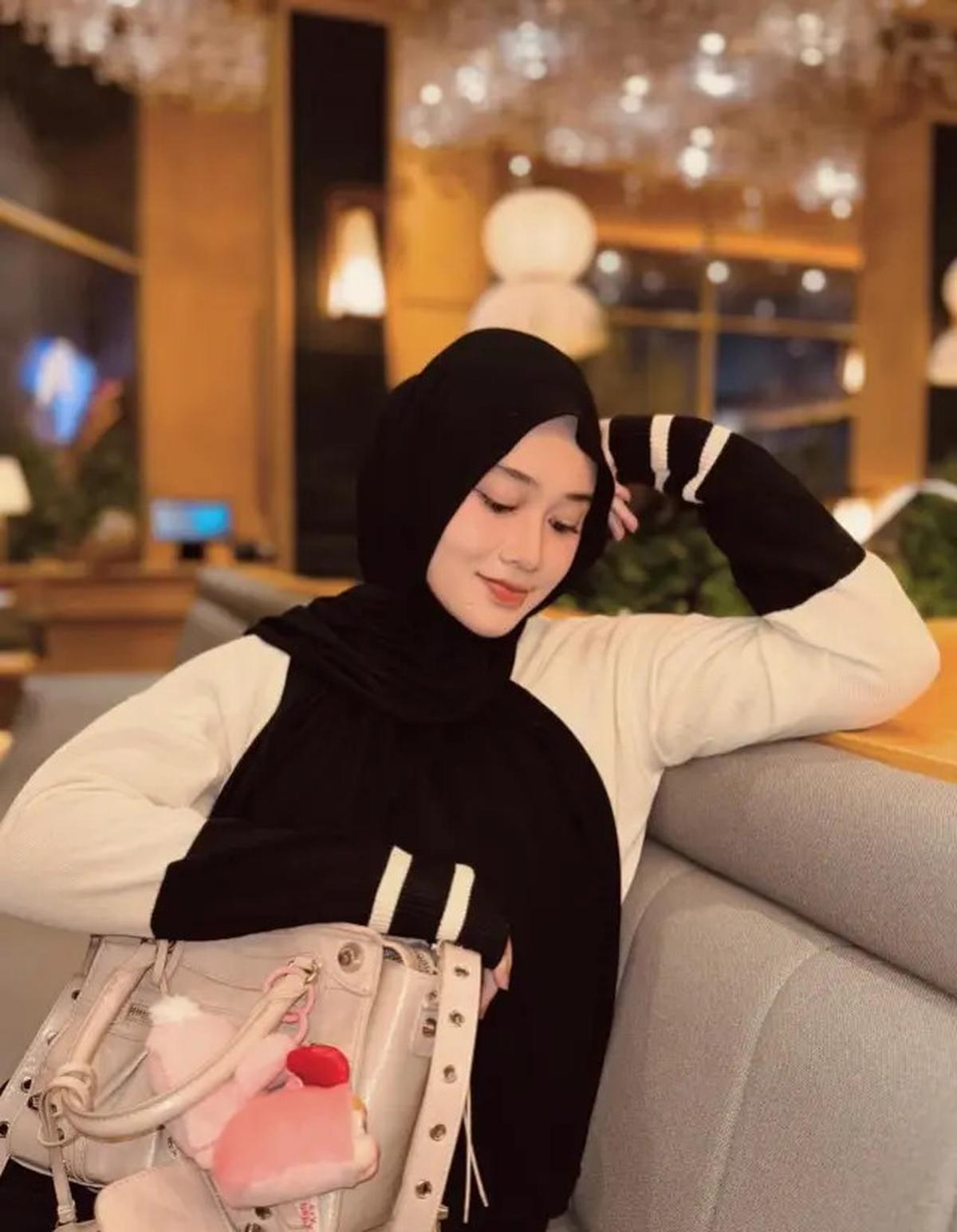 Inspirasi Model Hijab Khansa Mariska yang Modis dan Tetap Santun