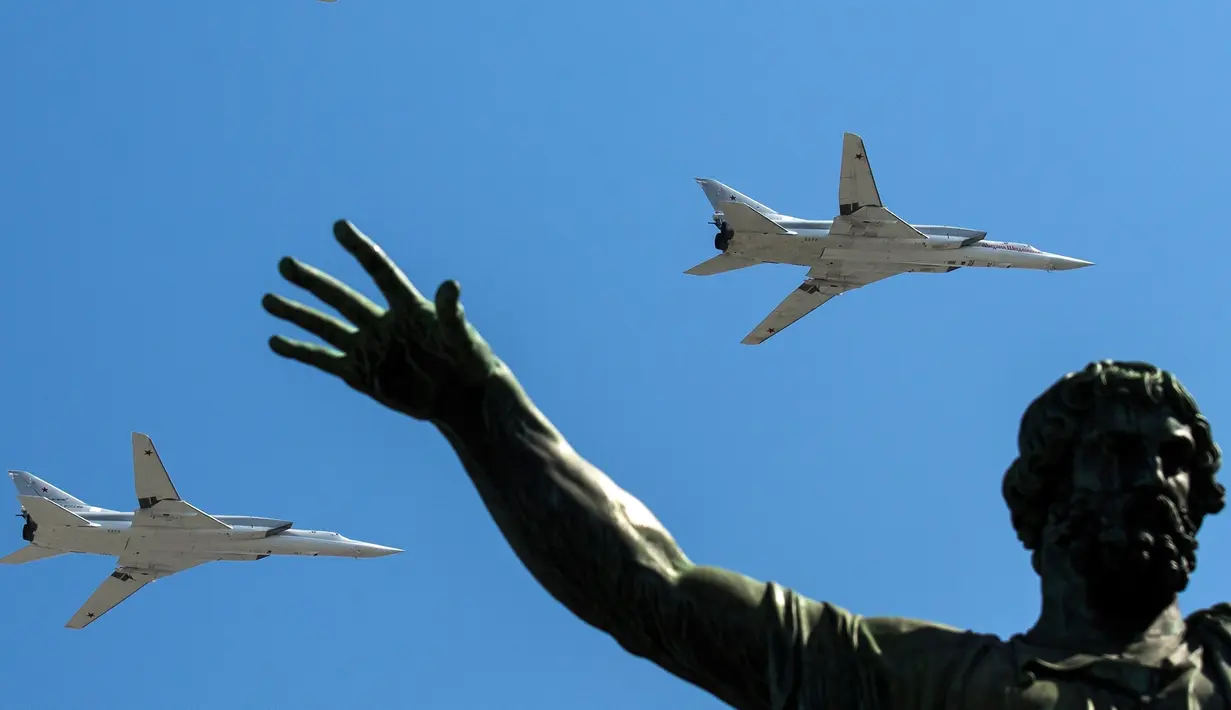 Pesawat pembom jarak jauh Tu-22M-3 Rusia terbang saat parade militer Hari Kemenangan menandai 71 tahun setelah kemenangan dalam Perang Dunia II di Lapangan Merah, Moskow, Rusia, 9 Mei 2016. Mark Cancian, seorang ahli militer dengan Program Keamanan Internasional CSIS di Washington, mengatakan Rusia kemungkinan tidak akan menggunakan senjata nuklir di garis depan. (AP Photo, File)
