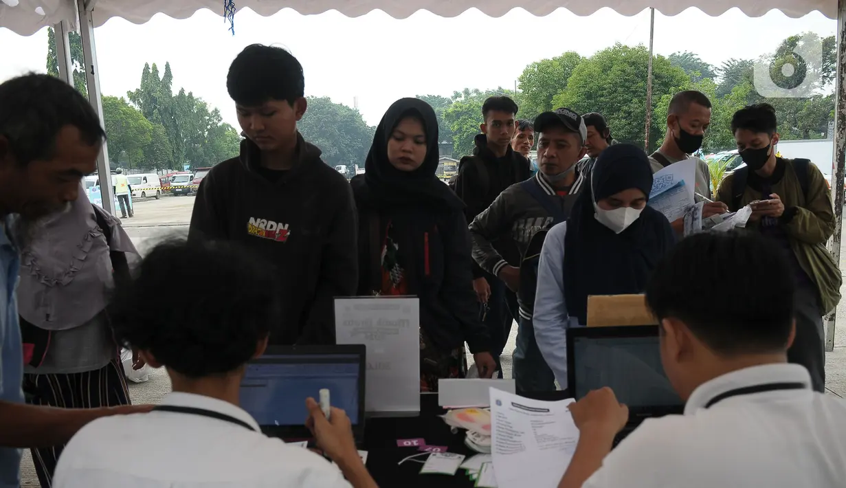 Pemberangkatan pertama truk pada tanggal 3 April dari Terminal Pulogadung dengan rute Jogja, Solo, Wonogiri, Kebumen, Semarang, Malang. (merdeka.com/Imam Buhori)