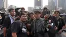 Di tengah kesibukannya mengabadikan momen penjagaan ketat aparat kepolisian, para pewarta foto ini terlihat mulai mengeluarkan handphone untuk mencari angle foto, Jakarta, Kamis (21/8/14).(Liputan6.com/Miftahul Hayat)