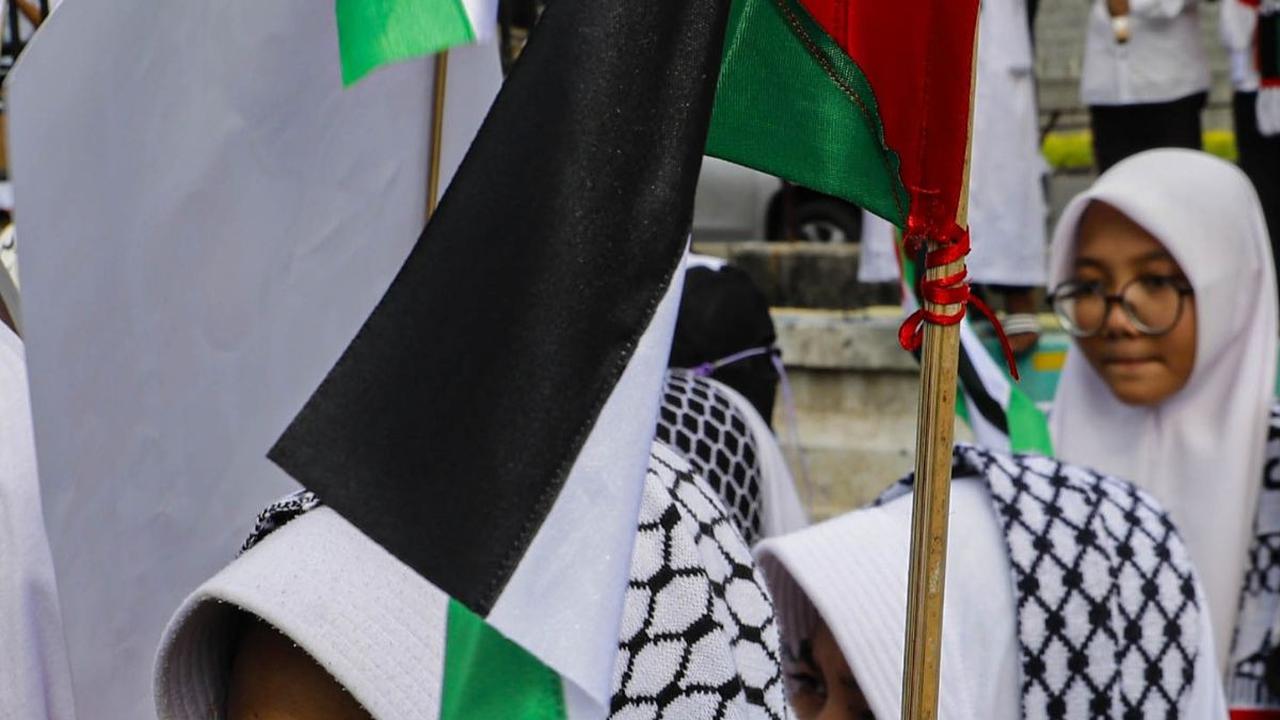 Dalam aksinya, mereka menyerukan agar seluruh pemimpin negara Islam untuk bersatu melawan genozida yang dilakukan oleh Israel.&nbsp;Liputan6.com/Angga Yuniar