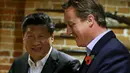 Perdana Menteri Inggris David Cameron (kanan) dan presiden Cina Xi Jinping berbincang di sebuah bar, Princess Risborough, Inggris, Kamis (22/10/2015). Kedua pemimpin ini terlihat akrab saat minum bis bersama. (REUTERS/Kirsty Wigglesworth)