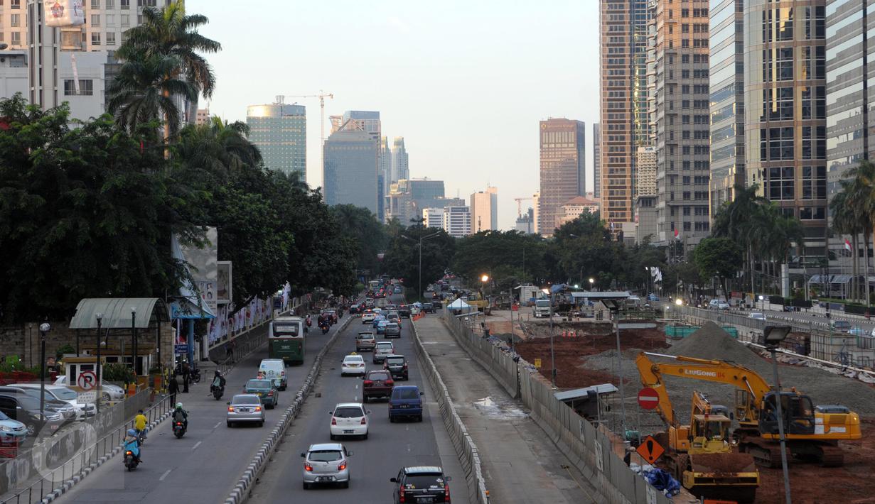 Sejumlah kendaraan melintas di kawasan Sudirman, Jakarta, (15/5). Gubernur DKI Jakarta Basuki Tjahaja Purnama (Ahok) kembali memunculkan wacana pemberlakuan pelat nomor ganjil genap untuk mengantisipasi kemacetan di Ibukota. (Liputan6.com/Helmi Afandi) 