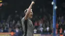 Selebrasi pemain Tottenham Hotspur, Micky van de Ven, setelah mencetak gol ke gawang Luton Town dalam pertandingan pekan kedelapan Liga Inggris 2023/2024 yang berlangsung di Kenilworth Road, Inggris, Sabtu (7/10/2023). Gol tunggal Micky membawa Tottenham menuju puncak klasemen sementara Liga Inggris 2023/2024 dengan enam kemenangan dan dua kali seri. (AP/PA/Bradley Collyer)