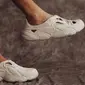 Sepatu Plastic Soul, sepatu daur ulang dibuat menggunakan bahan sex toys yang cacat produksi. (Dok: Instagram Plastic Soul)