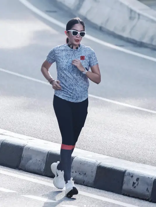 <p>Yang lebih serum Ussy juga tampil menawan dengan deretan kacamata yang seru disertai ragam warna frame yang menjanjikan. [Foto: Instagram/ Ussy Sulistiawaty]</p>