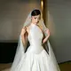 Berbeda dari gaun ceremony yang sarat detail lace dan siluet megah, kali ini Jennifer Coppen memilih tampilan yang lebih clean, sleek, dan sophisticated. Pilihan tersebut seolah menjadi refleksi gaya personal Jennifer yang dikenal elegan dengan sentuhan modern feminin. [@jennifercoppenreal20].