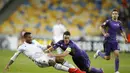 Kapten Fiorentina, Gonzalo Rodriguez menjatuhkan pemain Kiev, Jeremain Leins