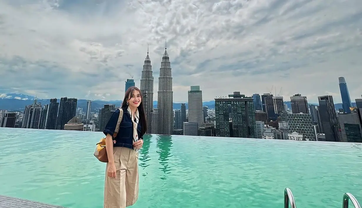 Meski demikian, Ayu Ting-Ting tetap menjinjing tas Small Puzzle dari Loewe dengan total Rp60jutaan.  [@ayutingting92]