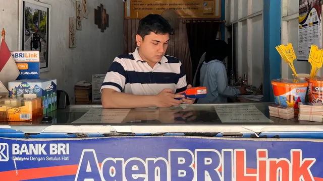 Abdul Aziz (24) Pemilik Agen BRILink di Kawasan Jonggol
