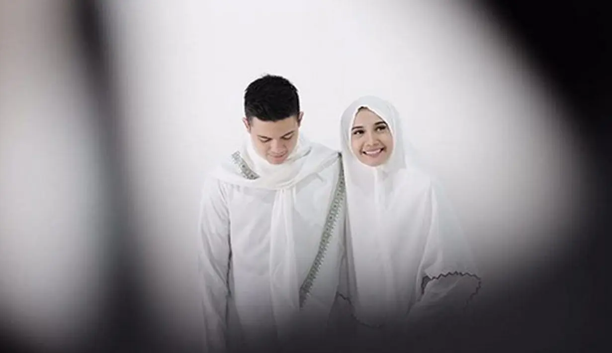 "Baru dua hari mereka di sana (rumah sakit Malaysia). Insya Allah kalau sudah kelar, hari Sabtu ini sudah bisa balik ke Jakarta," tukas manajer Zaskia tersebut. (Instagram/irwansyah_15)