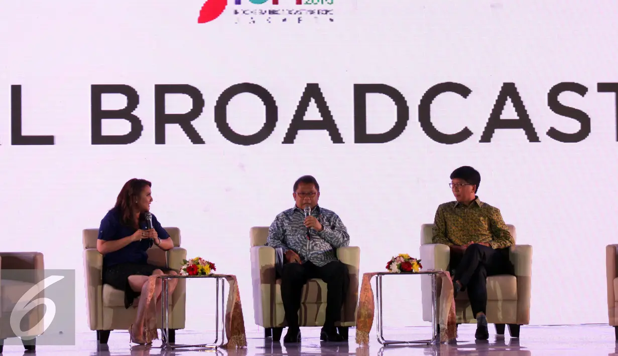 Menteri Komunikasi dan Informatika Rudiantara (tengah) memberikan pemaparan saat menjadi pembicara bersama CEO SCM Sutanto Hartono di IBX 2016, Jakarta, Jumat (21/10). Acara IBX 2016 merupakan ke-3 kalinya digelar. (Liputan6.com/Helmi Afandi) 