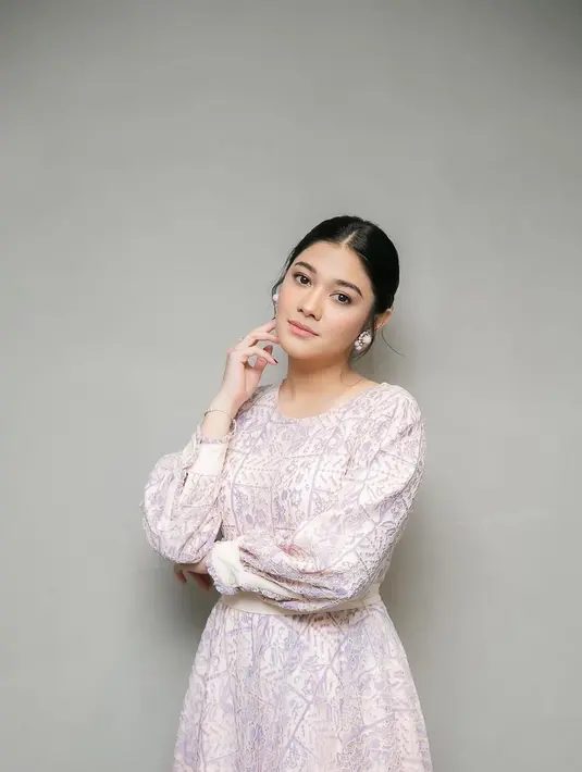 Naysilla Mirdad tampil dengan gaya rambut sleek. Rambutnya dibelah tengah, lalu digelung ke belakang, dengan menyisakan sedikit rambut di bagian depan untuk menyempurnakan bingkai wajahnya. Foto: Instagram.