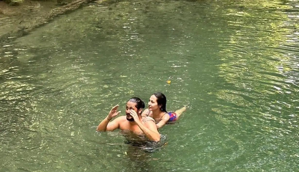 Tak hanya itu, wanita yang masih betah melajang di usia 30 tahun ini juga gembira bisa berenang di sungai pedalaman NTT. Pevita suka dengan wisata hidden gem. (Liputan6.com/IG/pevitapearce)