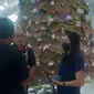 Pohon Natal Ramah Lingkungan dari Daun Jati Kering (Dewi Divianta/Liputan6.com)