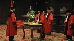 Ketua Mahkamah Konstitusi (MK)  Arief Hidayat saat menandatangani surat pengangkatan sebagai Ketua Mahkamah Konstitusi (MK), Jakarta, Selasa (14/1/2015). (Liputan6.com/Herman Zakharia)