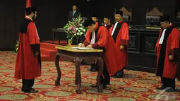 Ketua Mahkamah Konstitusi (MK)  Arief Hidayat saat menandatangani surat pengangkatan sebagai Ketua Mahkamah Konstitusi (MK), Jakarta, Selasa (14/1/2015). (Liputan6.com/Herman Zakharia)