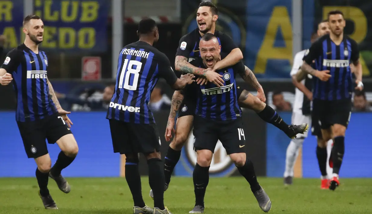 Para pemain Inter Milan merayakan gol yang dicetak oleh Radja Nainggolan ke gawang Juventus pada laga Serie A 2019 di Stadion Giuseppe Meazza, Milan, Sabtu (27/4). Kedua tim bermain imbang 1-1. (AP/Antonio Calanni)