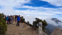 Gunung Pangrango dilihat dari puncak Gunung Gede. (Liputan6.com/Yacob Billiocta)