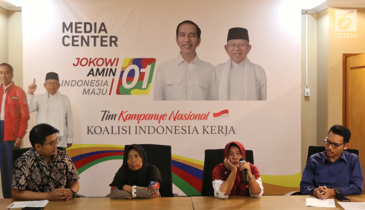 Ibu Roidah bersama Ibu Siti Jariyah menceritakan pengalamannya terkait penerima PKH dan Program Mekar di Jakarta, Kamis (28/2). Ibu Rodiah dan Ibu Siti sebelumnya Diperkenalkan Presiden Jokowi saat Konvensi Rakyat di Sentul. (Liputan6.com/Johan Tallo)