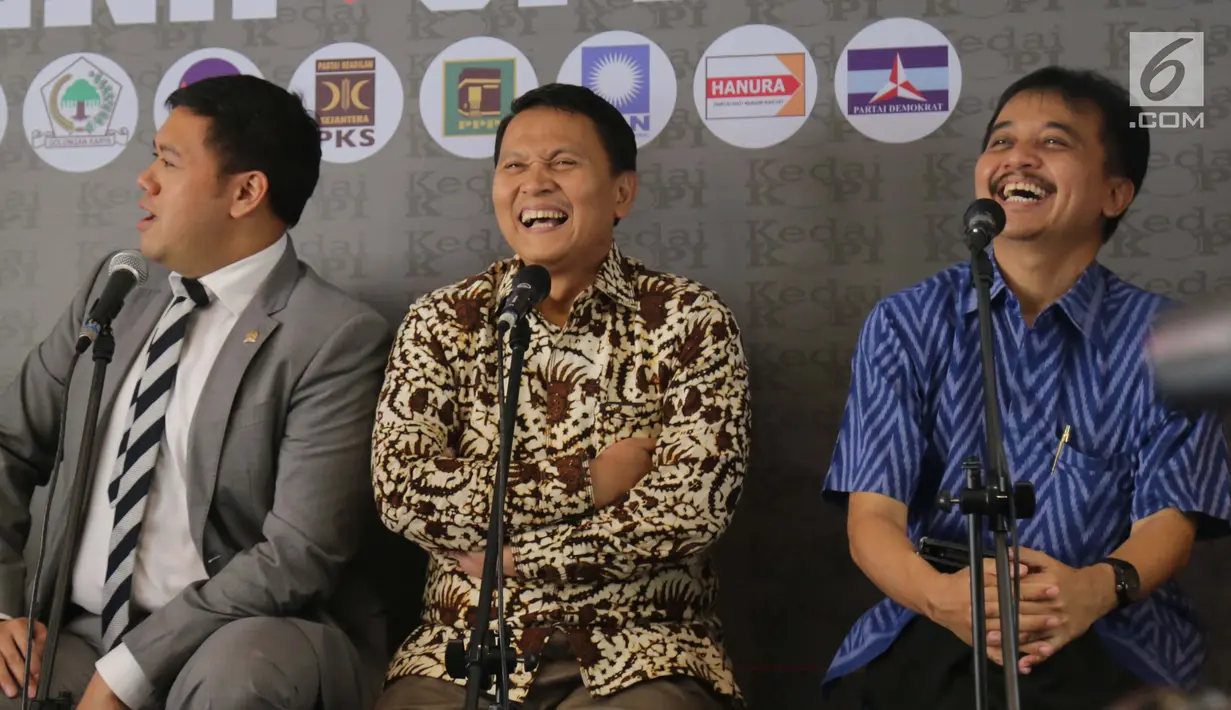 Politisi Partai Golkar Dave Laksono (kiri), Politisi PKS Mardani Ali (tengah) dan Politisi Partai Demokrat Roy Suryo saat mengikuti diskusi bertema "Arena Adu Opini Ekonomi, Hukum Dan Politik" di Jakarta, Kamis (12/7). (Liputan6.com/Angga Yuniar)
