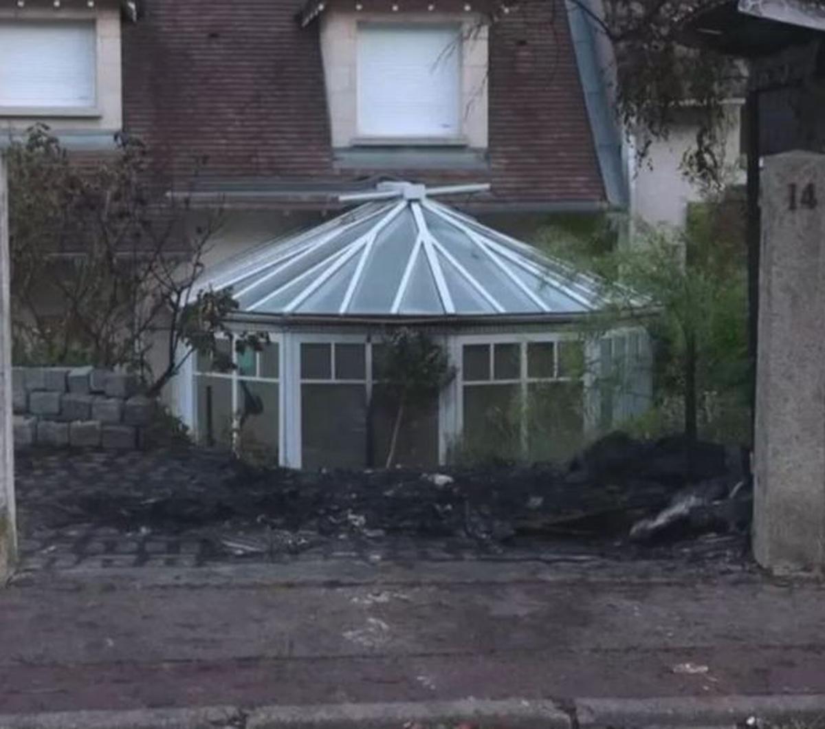 Selain itu, massa juga menembakkan roket ke rumah tersebut, yang ditinggal lari oleh wali kota beserta istri dan anak-anaknya. Foto di atas penampakan rumah Jeanbrun.