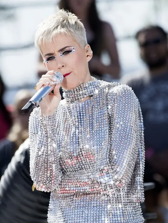 Selain itu Katy juga sering membuat kicauan berupa ucapan atau dukungan kepada rekan sesama selebritinya. Tulisan seperti itu yang membuat kicauannya menjadi popular.  (AFP/Bintang.com)