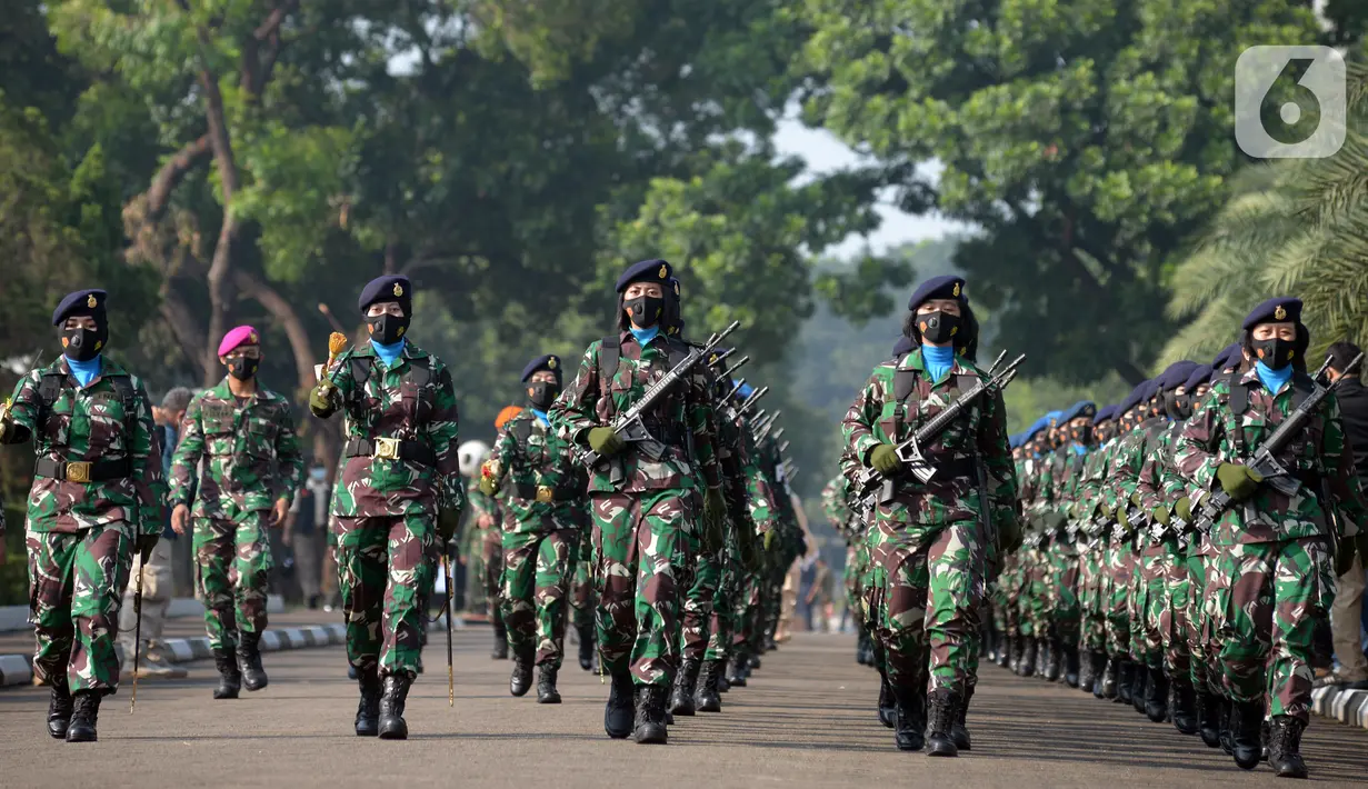Prajurit wanita TNI saat apel bersama dalam rangka peringatan Hari Kartini 2021 di Mabes TNI, Cilangkap, Jakarta Timur, Rabu (21/4/2021). Sebanyak 240 prajurit wanita TNI dan 25 perwakilan dari PNS wanita mengikuti apel bersama ini. (merdeka.com/Imam Buhori)