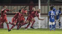 Para pemain Persija Jakarta merayakan gol yang dicetak Jaimerson Xavier ke gawang Persib Bandung pada laga Liga 1 di Stadion PTIK, Jakarta, Sabtu (30/6/2018). Persija menang 1-0 atas Persib. (Bola.com/Vitalis Yogi Trisna)