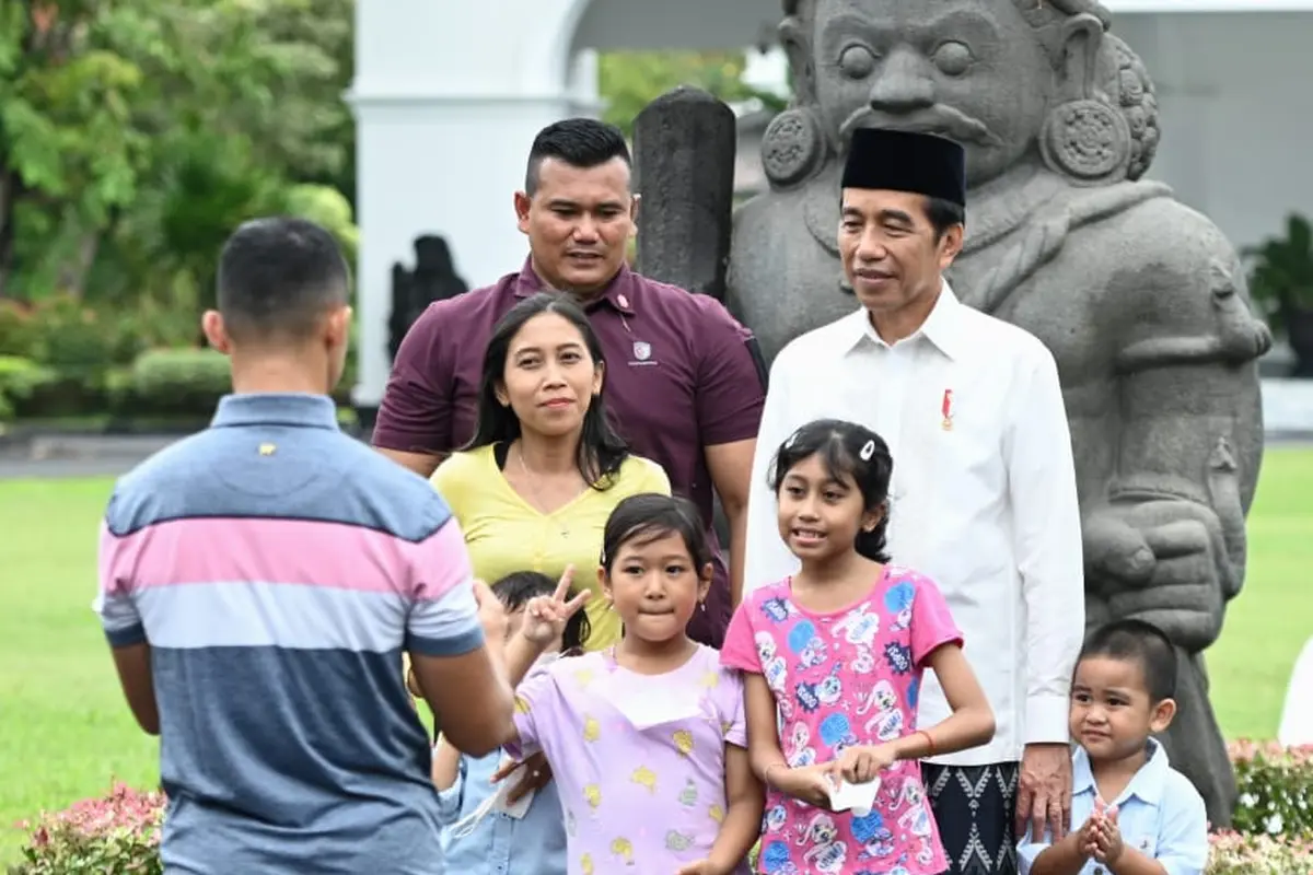 Presiden Joko Widodo atau Jokowi saat berfoto dengan warga di Istana Kepresidenan Yogyakarta, Kamis (29/6/2023).