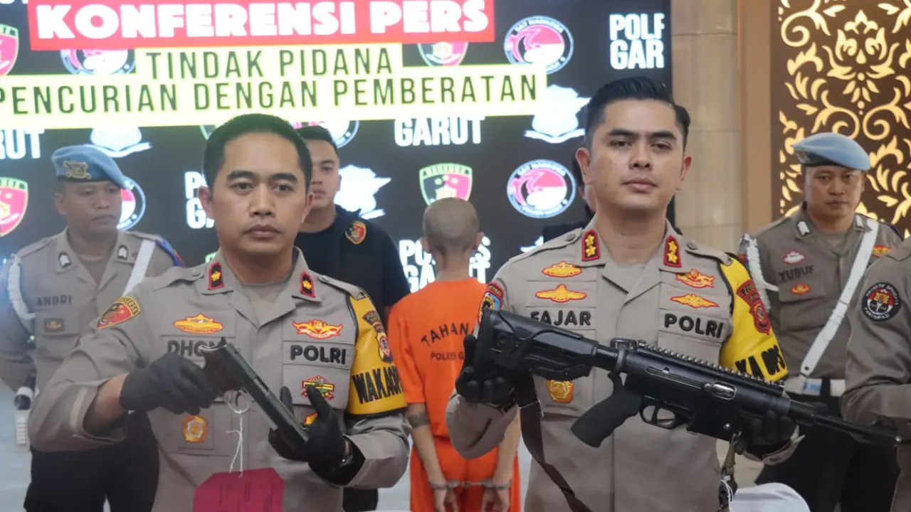 Kapolres Garut AKBP Mochamad Fajar Gemilang menunjukan barang bukti sebuah senjata laras panjang yang digunakan pelaku pencurian dengan kekerasan dalam rilis kasus di Mapolres Garut. (Liputan6.com/Jayadi Supriadin)