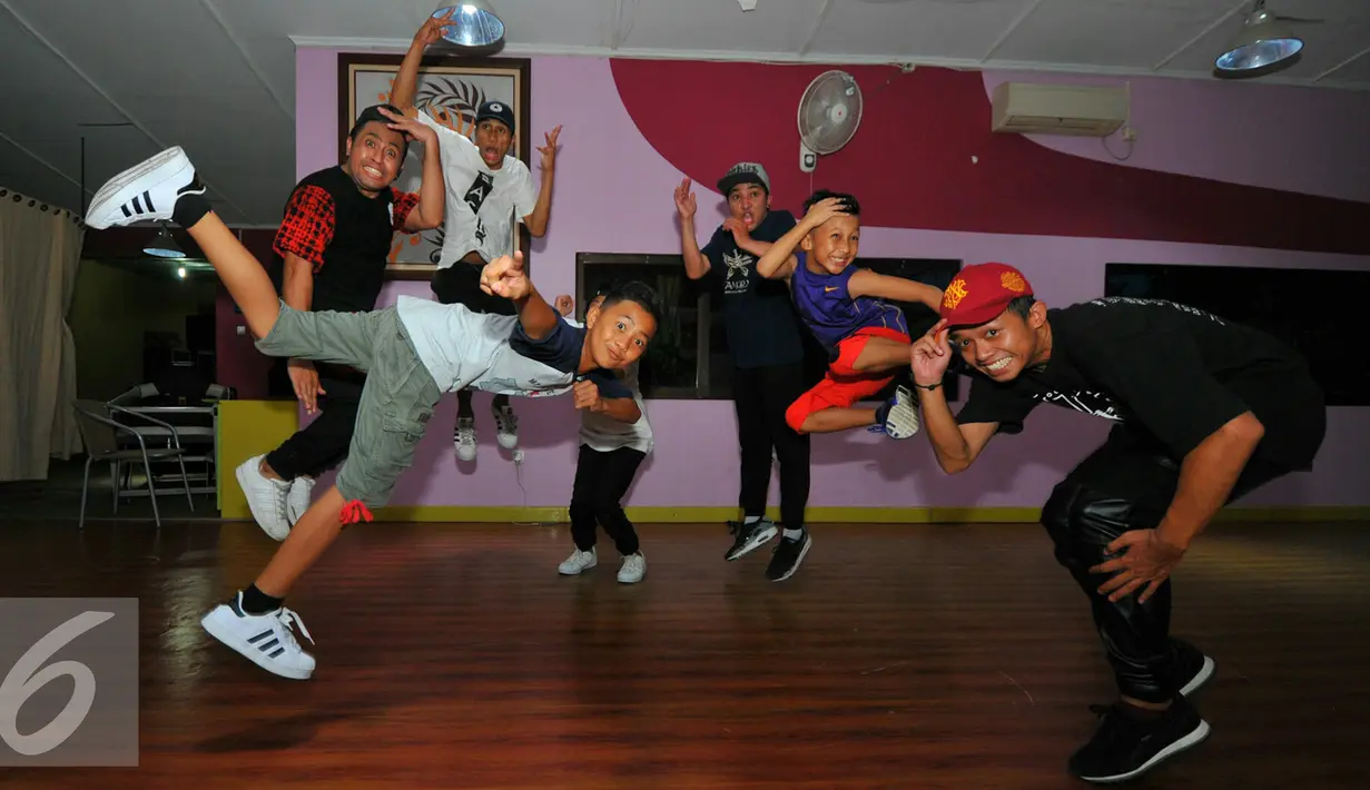 Tiga finalis dance Toracino Cool Expression saat menggelar latihan bersama di Jakarta, Senin (2/6/2016). Ketiga next filanis dance tersebut ialah Unlimited PAZcrew, Dio dan Two Brother. (Liputan6.com/Yoppy Renato)