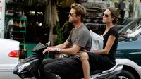 Brad Pitt dan Angelina Jolie pernah jalan-jalan keliling Vietnam menggunakan Yamaha Nouvo. 