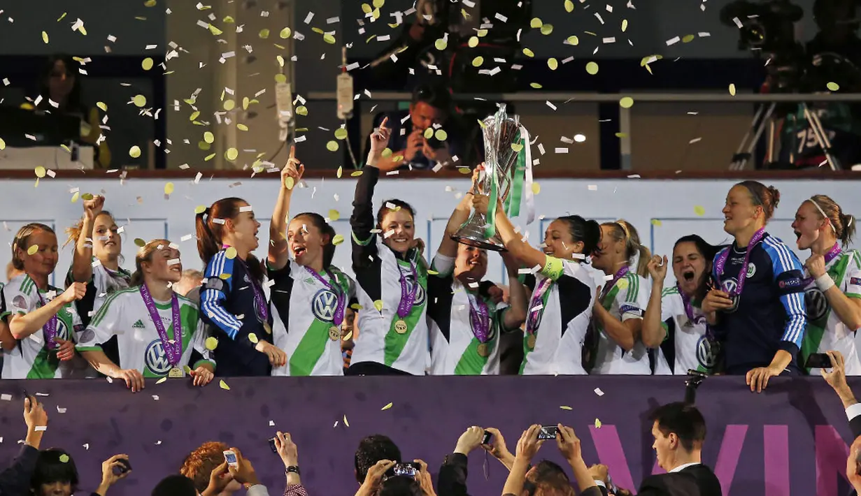 Di podium kemenangan, pesepakbola wanita Wolfsburg menerima trofi Liga Champions usai membekuk Tyreso 4-3 lewat drama adu penalti di Stadion Restelo, Lisbon, Portugal (22/5/2014). (REUTERS/Hugo Correia)
