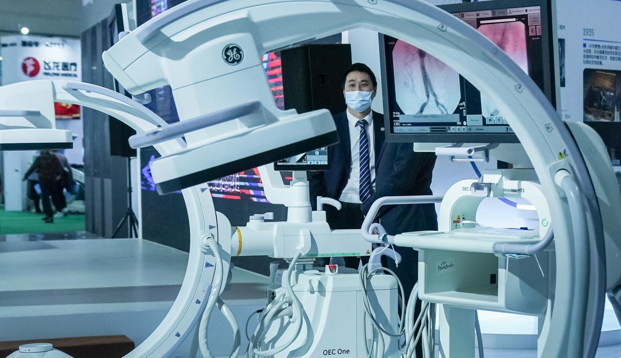 Sekumpulan peralatan medis yang ditampilkan dalam Pameran Kesehatan Dunia Kedua di Wuhan, Provinsi Hubei, China pada 11 November 2020. Ajang selama empat hari itu berfokus memamerkan ilmu pengetahuan dan teknologi mutakhir dalam industri kesehatan global. (Xinhua/Cheng Min)