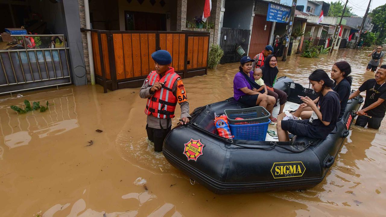 FOTO: Tanggul Jebol, 2.000 Warga Villa Pamulang Terdampak Banjir