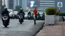 Seorang pria mengendarai skuter listrik di jalanan Jakarta, Jumat (22/11/2019). Pemprov DKI Jakarta saat ini sedang mengkaji aturan mengenai penggunaan skuter listrik di Ibu Kota. (merdeka.com/Imam Buhori)